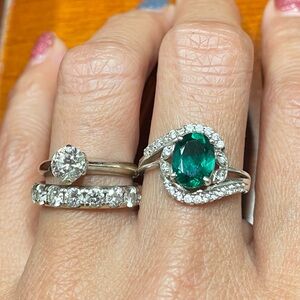 Elegant Beautiful Ring! Silver 925 with Natural Emerald 2.10ct. Oval cut.